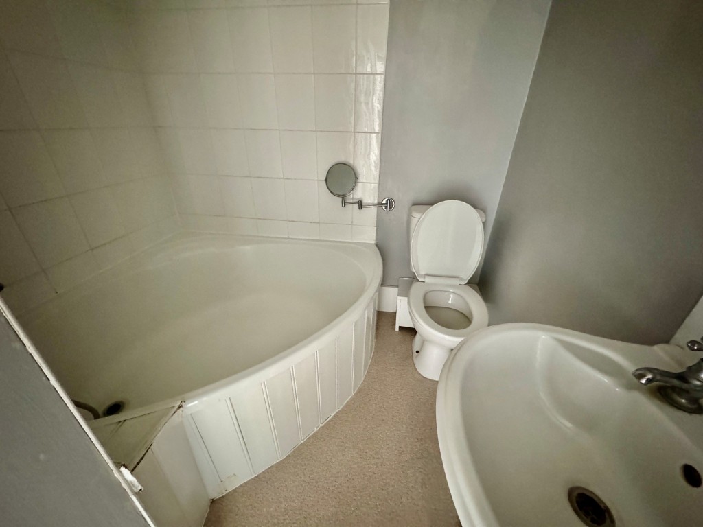 Lot: 101 - ONE-BEDROOM FLAT CLOSE TO TOWN CENTRE - Bathroom - W.C.